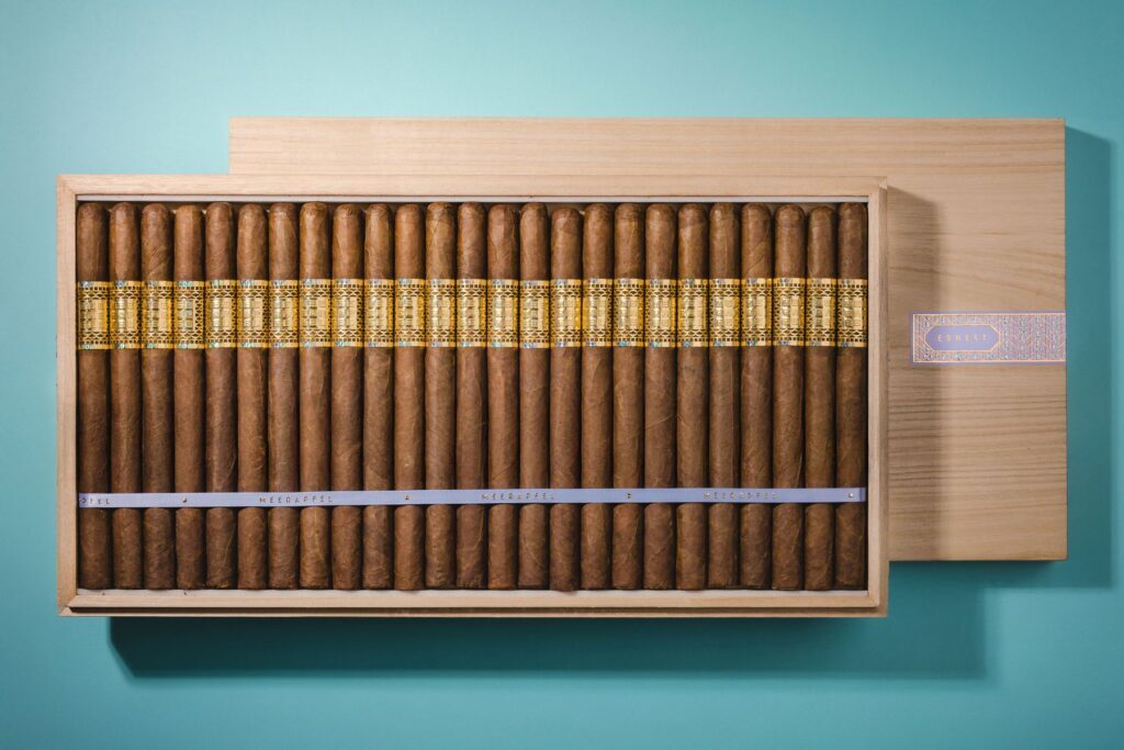 Meerapfel Cigar Introduces Ernest Lancero 3 011.ErnestLanceroBox