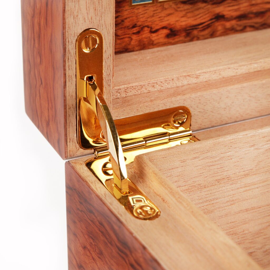 Manny Iriarte launches "Fuente The Opus X Society" 19 EBR910